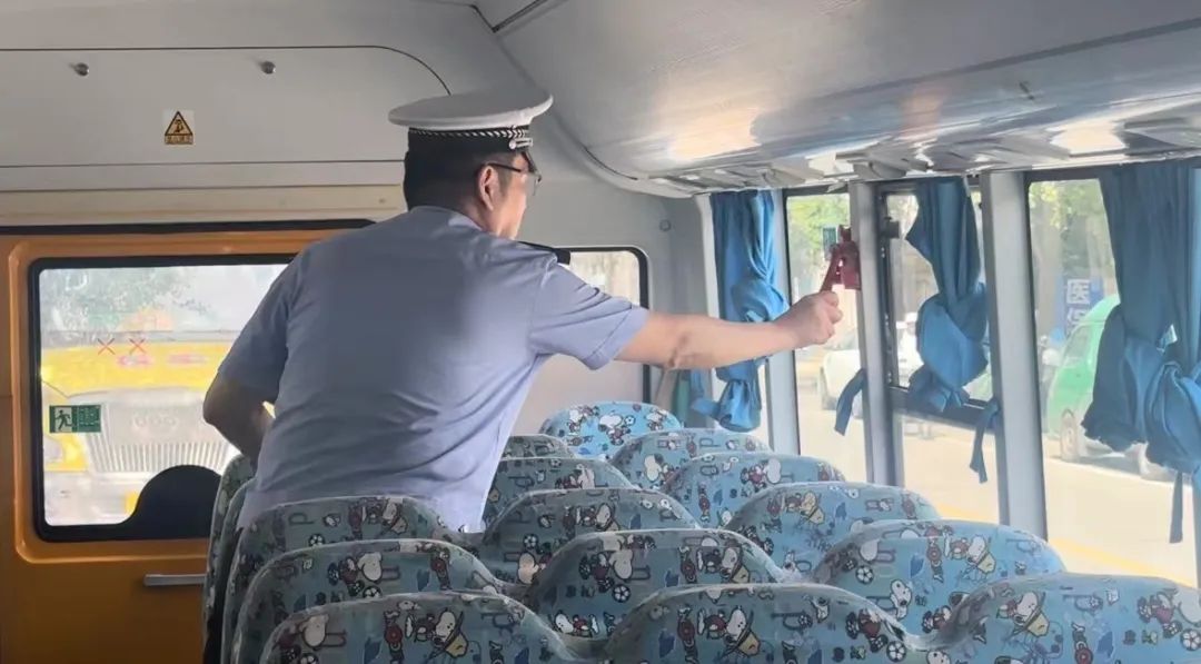 開學在即,安全先行:虹口交警對我區校車展開“大體檢” 圖片