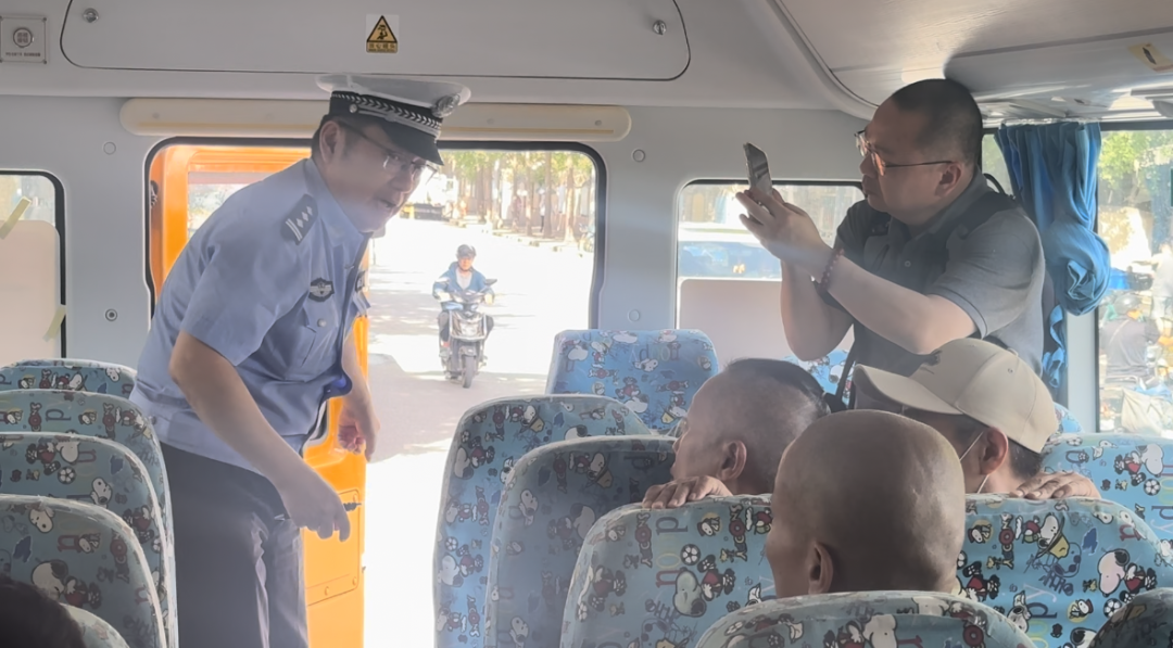 開學在即,安全先行:虹口交警對我區校車展開“大體檢” 圖片