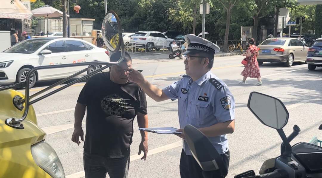 開學在即,安全先行:虹口交警對我區校車展開“大體檢” 圖片