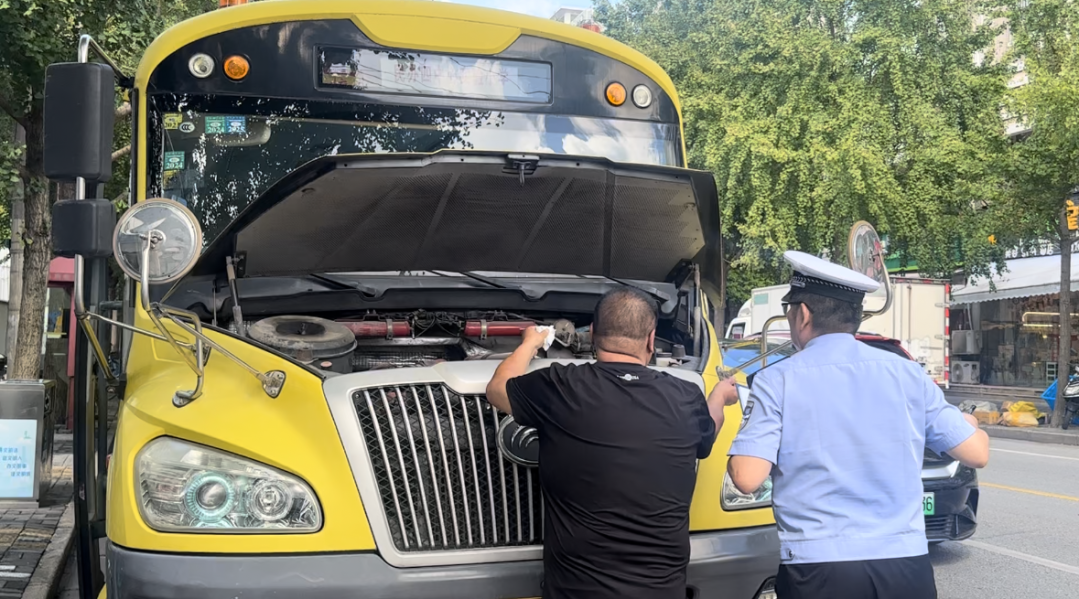 開學在即,安全先行:虹口交警對我區校車展開“大體檢” 圖片