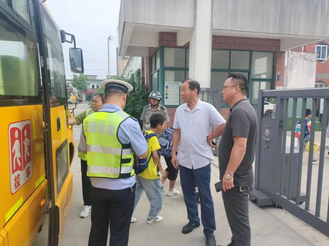 校車安全大檢查、擰緊“校車安全閥”