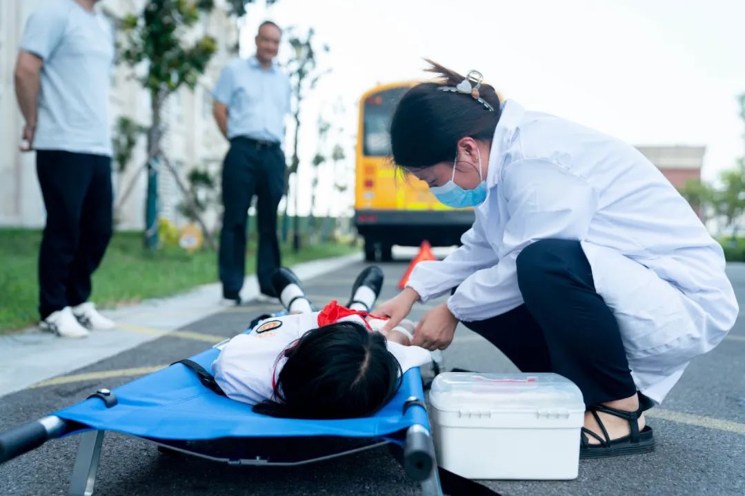 心系校車安全,筑牢平安防線 | 蘇外(港)成功舉行校車安全演練活動(dòng) 心系校車安全,筑牢平安防線 | 蘇外(港)成功舉行校車安全演練活動(dòng)