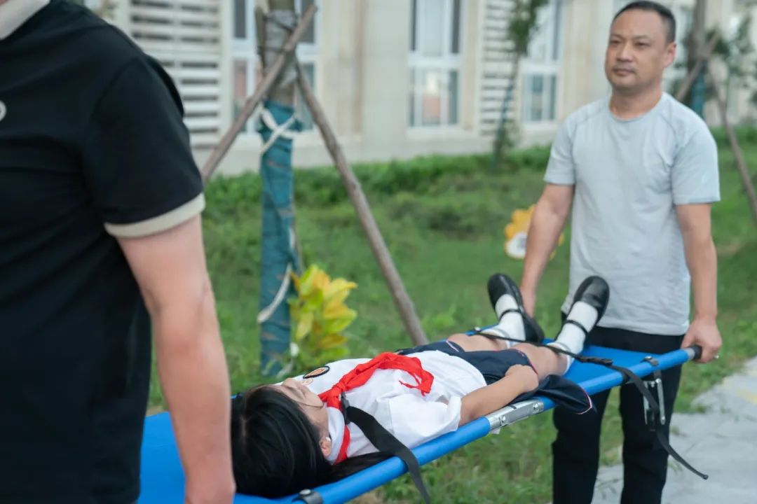 心系校車安全,筑牢平安防線 | 蘇外(港)成功舉行校車安全演練活動(dòng) 心系校車安全,筑牢平安防線 | 蘇外(港)成功舉行校車安全演練活動(dòng)