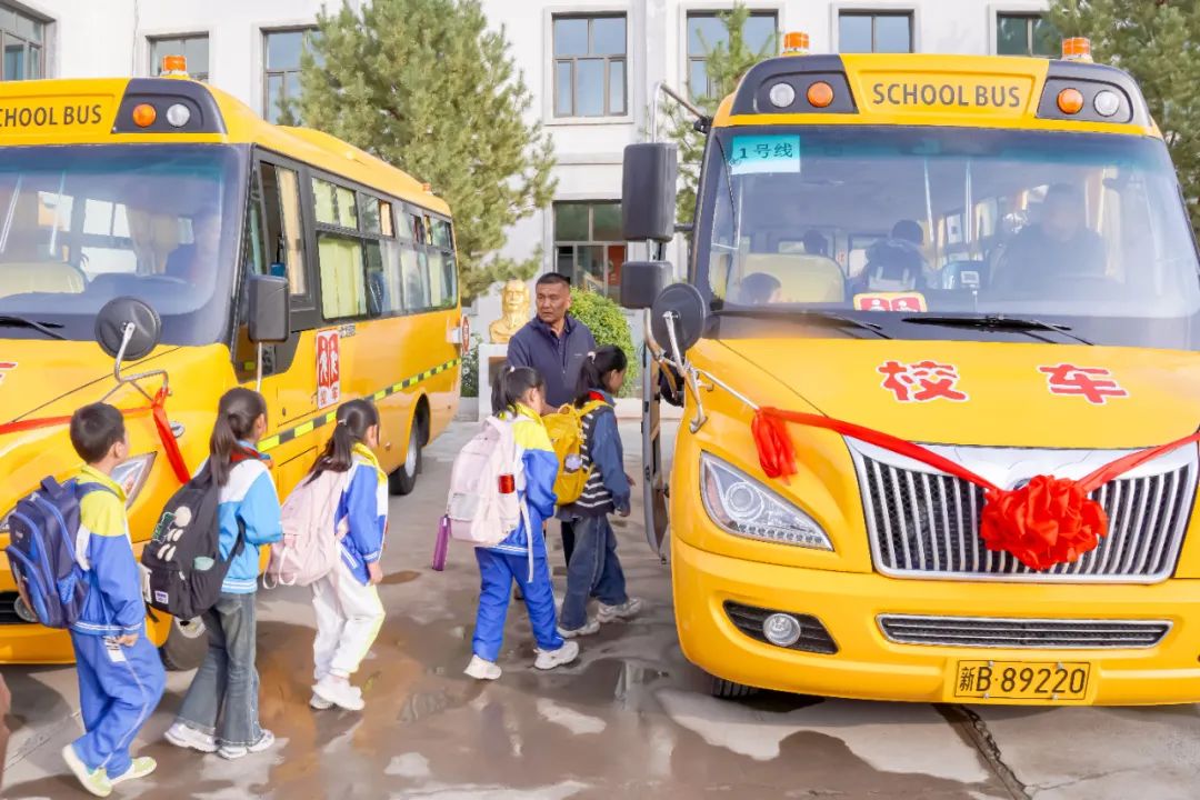 昌吉市七輛“大鼻子”專用校車全新亮相,開啟護(hù)娃模式 圖片