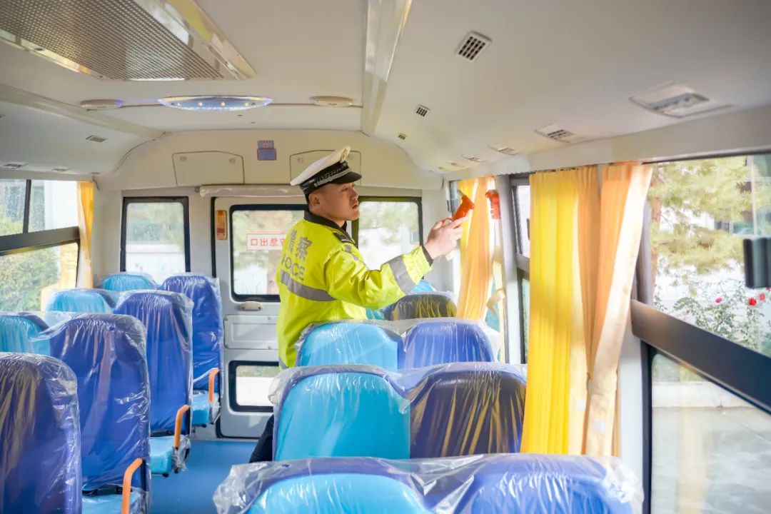 昌吉市七輛“大鼻子”專用校車全新亮相,開啟護(hù)娃模式 昌吉市七輛“大鼻子”專用校車全新亮相,開啟護(hù)娃模式