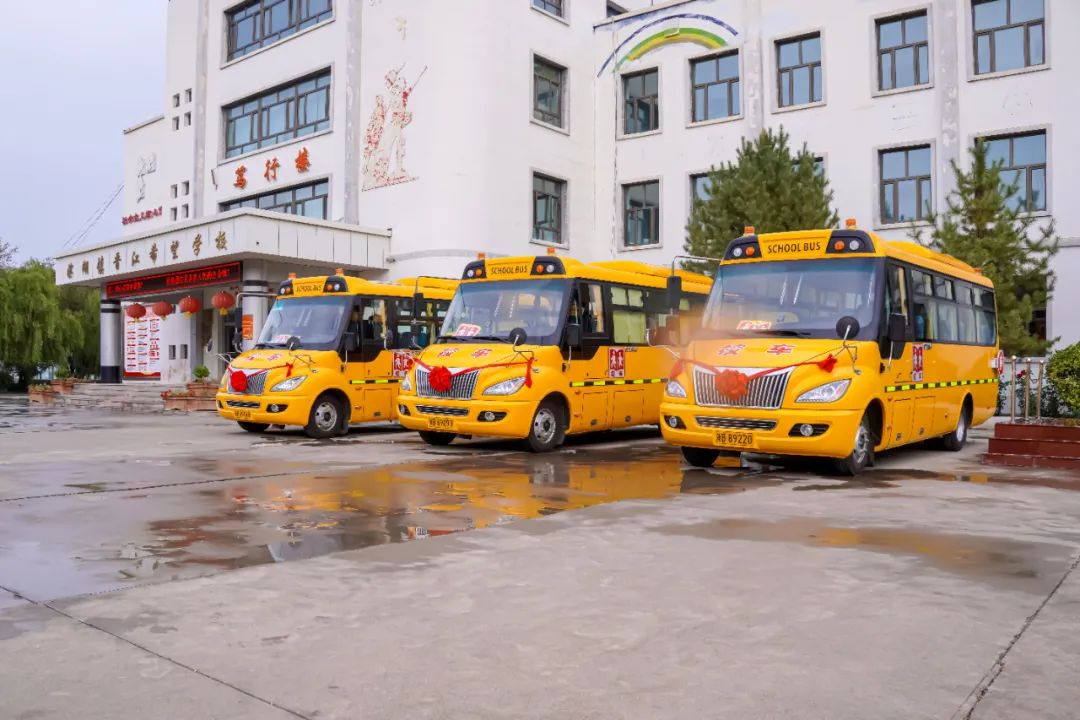 昌吉市七輛“大鼻子”專用校車全新亮相,開啟護(hù)娃模式 圖片