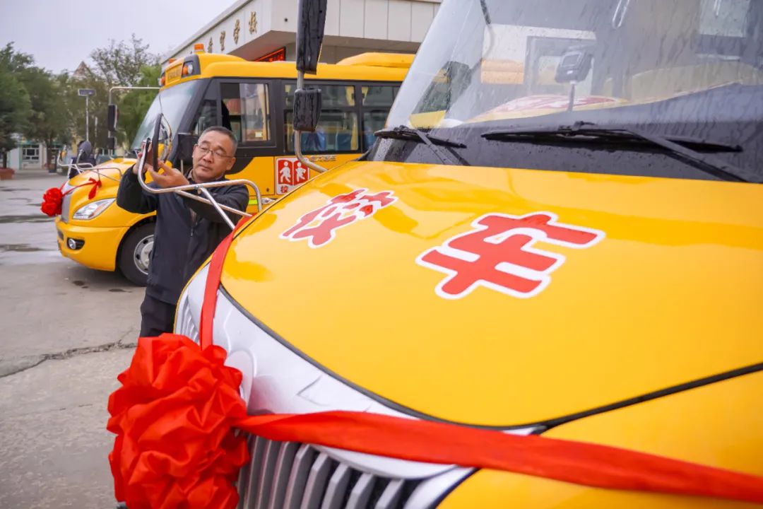 昌吉市七輛“大鼻子”專用校車全新亮相,開啟護(hù)娃模式 圖片