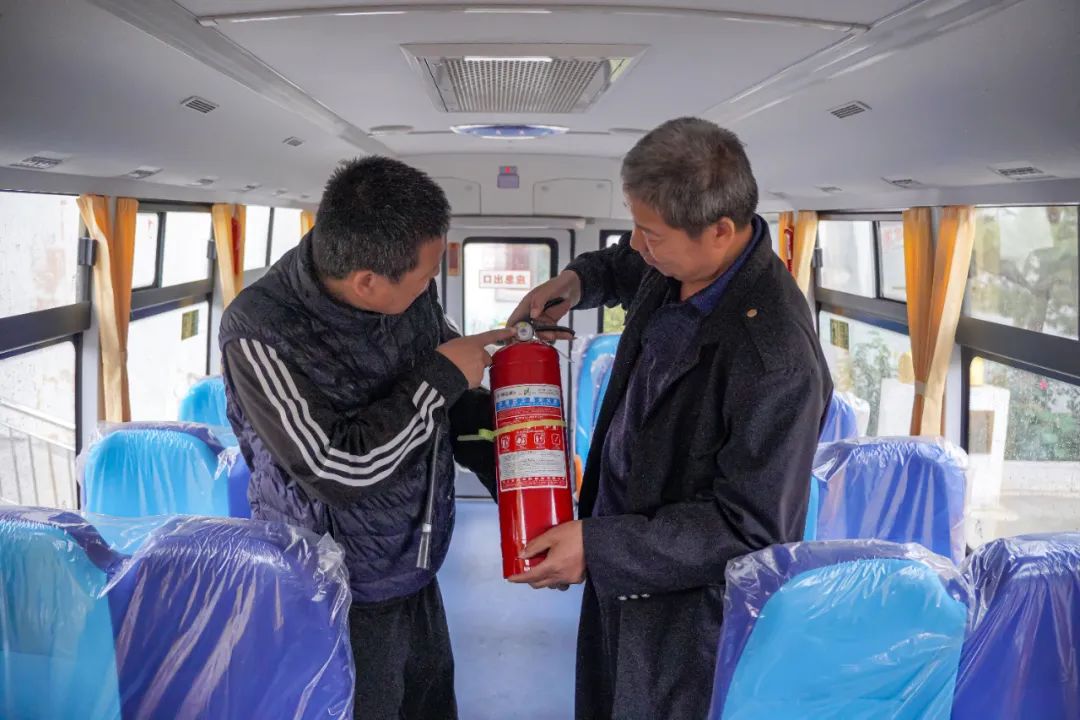 昌吉市七輛“大鼻子”專用校車全新亮相,開啟護(hù)娃模式 昌吉市七輛“大鼻子”專用校車全新亮相,開啟護(hù)娃模式