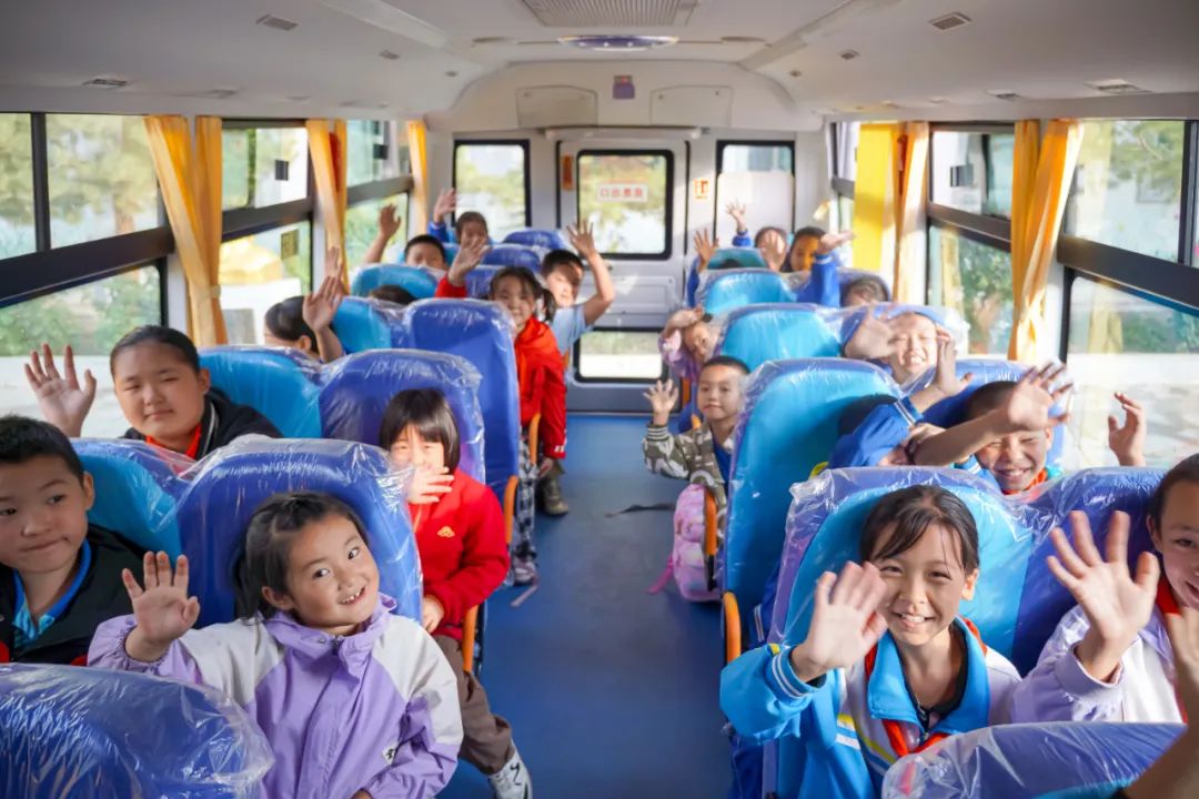 昌吉市七輛“大鼻子”專用校車全新亮相,開啟護(hù)娃模式 昌吉市七輛“大鼻子”專用校車全新亮相,開啟護(hù)娃模式