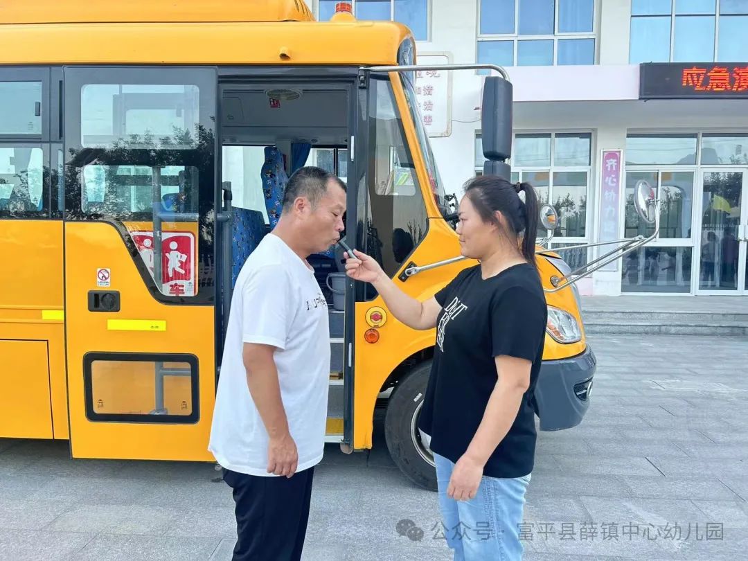 應急演練不松懈 校車安全伴我行——薛鎮中心幼兒園校車安全演練活動