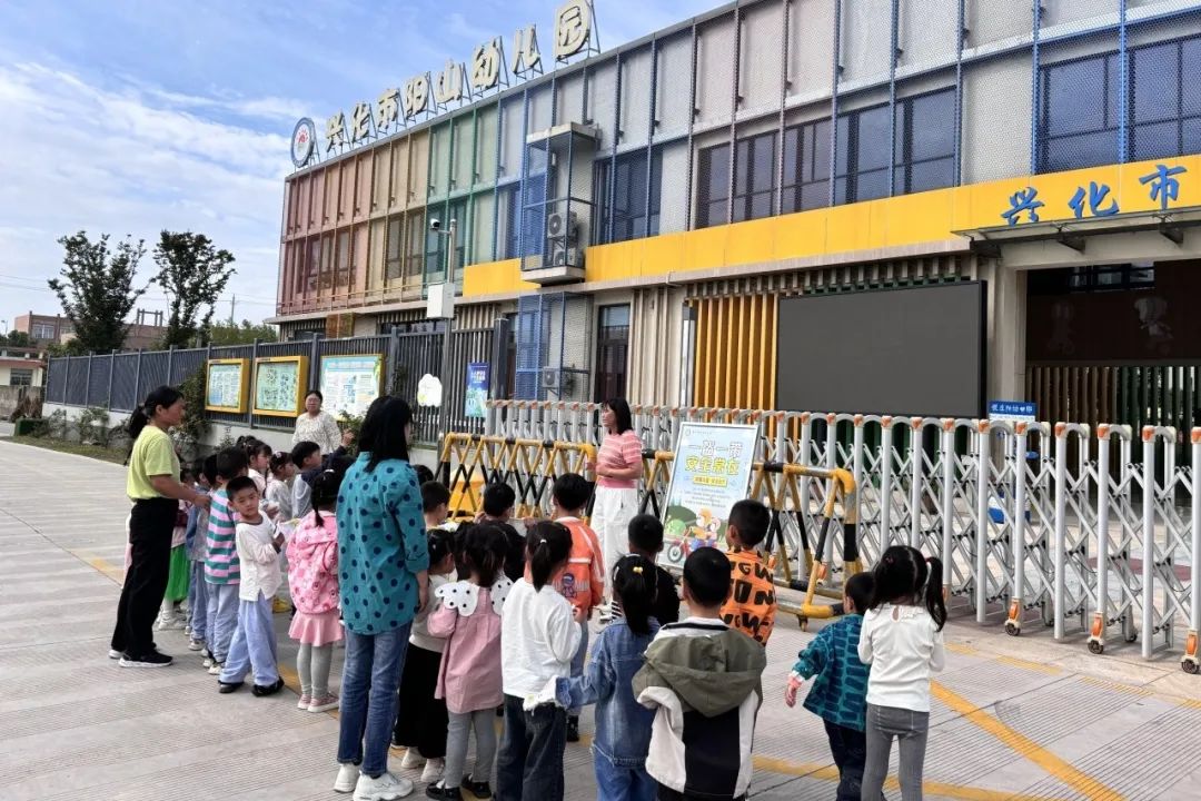 以練筑防 安全啟航 | 興化市陽山幼兒園校車安全應急疏散演練 圖片