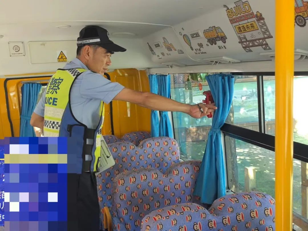 交警開展國慶前校車安全專項大檢查,確保學生乘車安全! 圖片