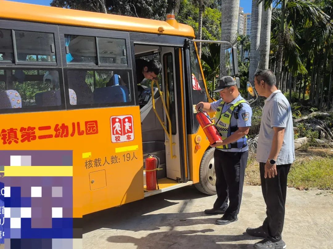 交警開展國慶前校車安全專項大檢查,確保學生乘車安全! 圖片