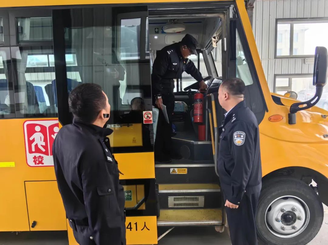 大安交巡警嚴(yán)把校車“體檢關(guān)” 保障學(xué)生乘車安全 圖片
