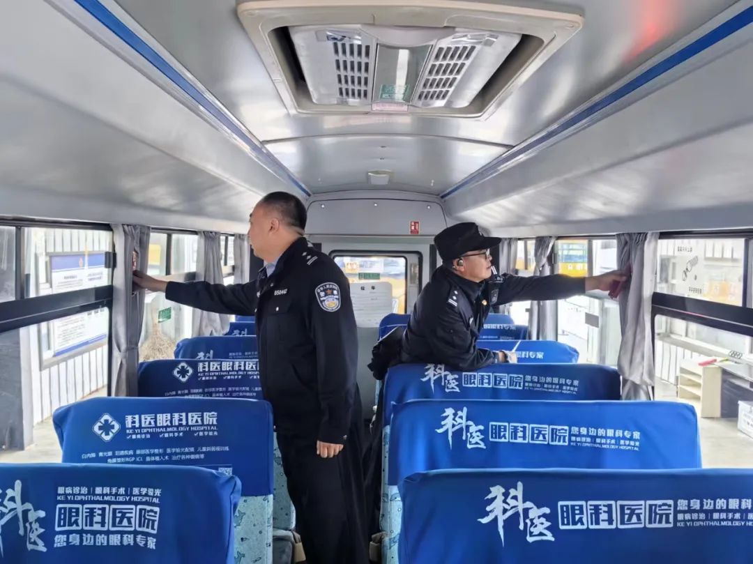 大安交巡警嚴(yán)把校車“體檢關(guān)” 保障學(xué)生乘車安全 圖片