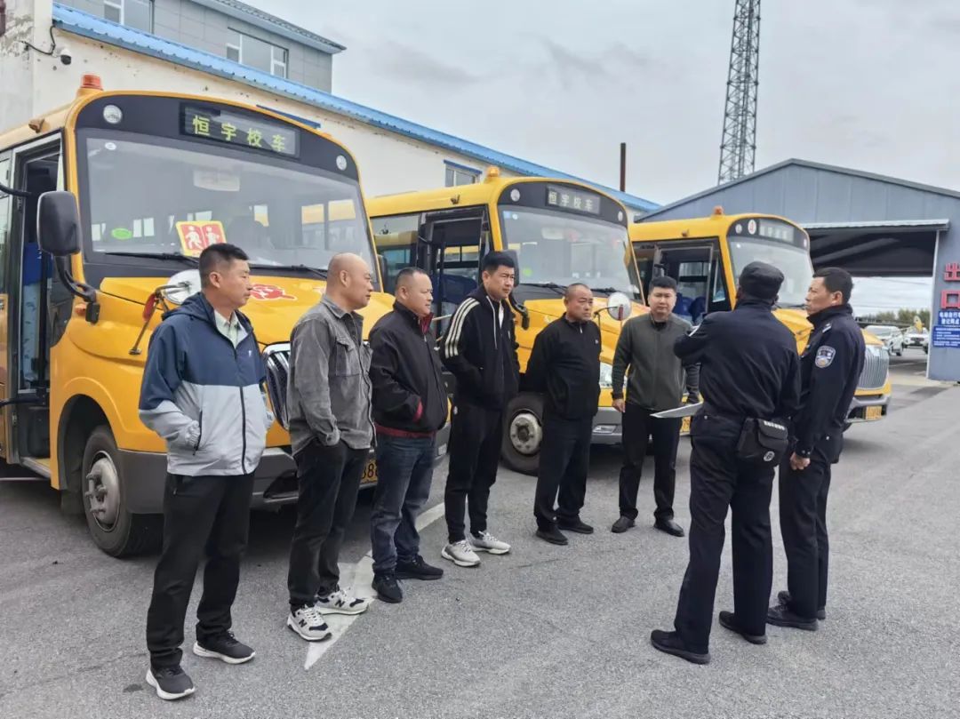 大安交巡警嚴(yán)把校車“體檢關(guān)” 保障學(xué)生乘車安全 圖片