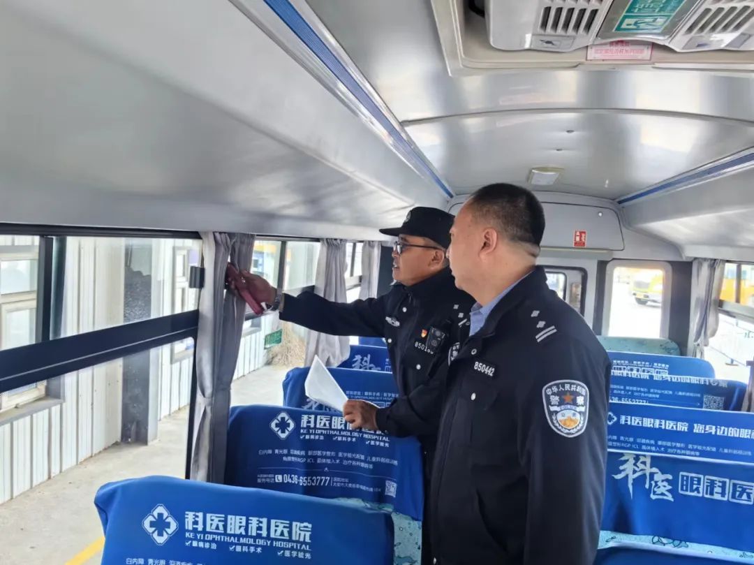 大安交巡警嚴(yán)把校車“體檢關(guān)” 保障學(xué)生乘車安全 圖片