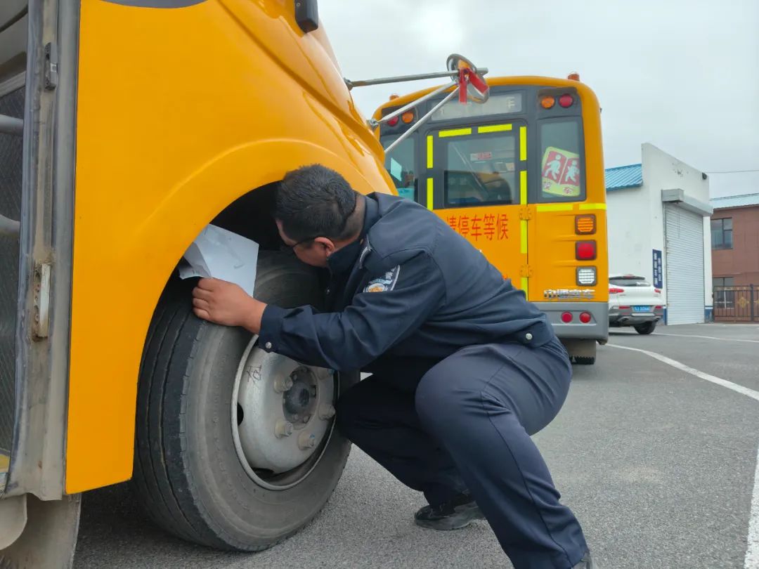 大安交巡警嚴(yán)把校車“體檢關(guān)” 保障學(xué)生乘車安全 圖片