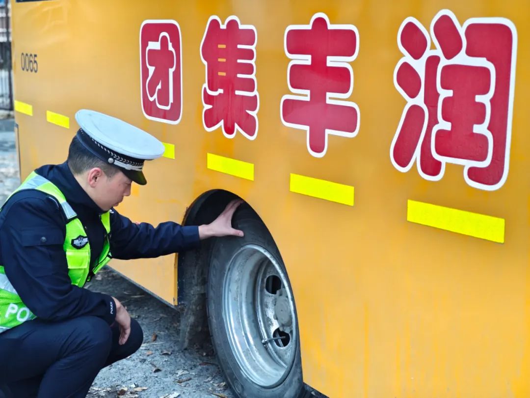 富蘊公安:把好校車安全關 護航學生平安路 圖片