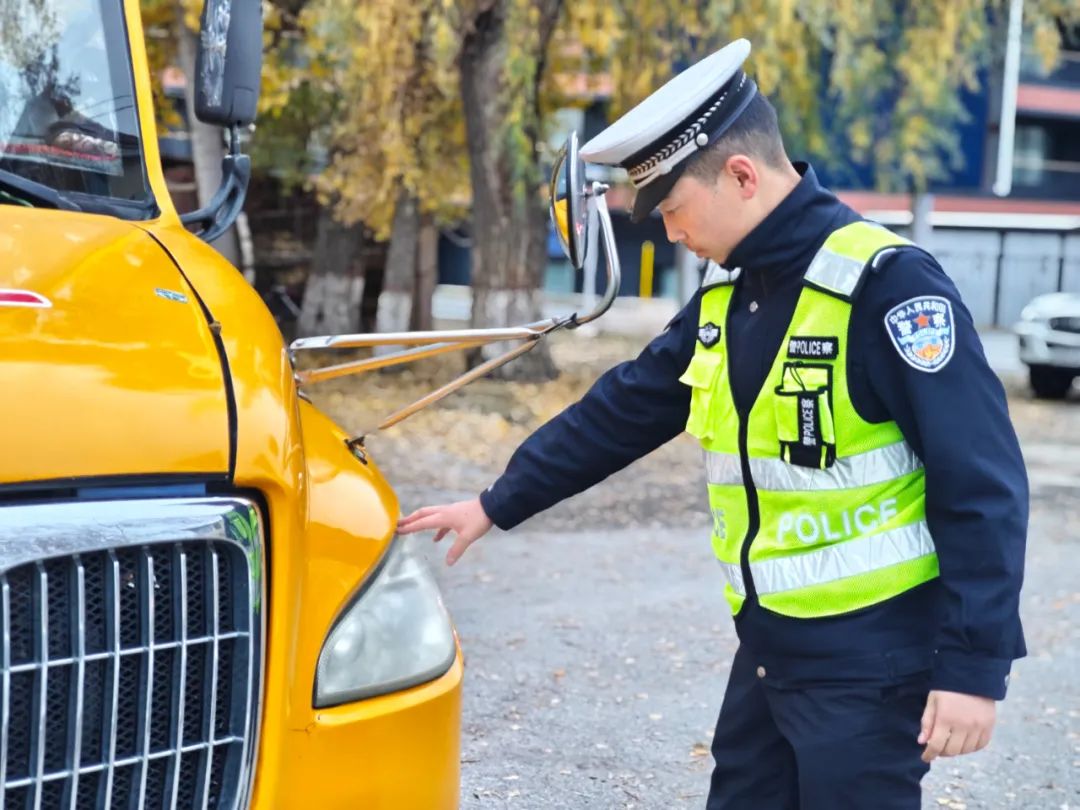 富蘊公安:把好校車安全關 護航學生平安路 圖片