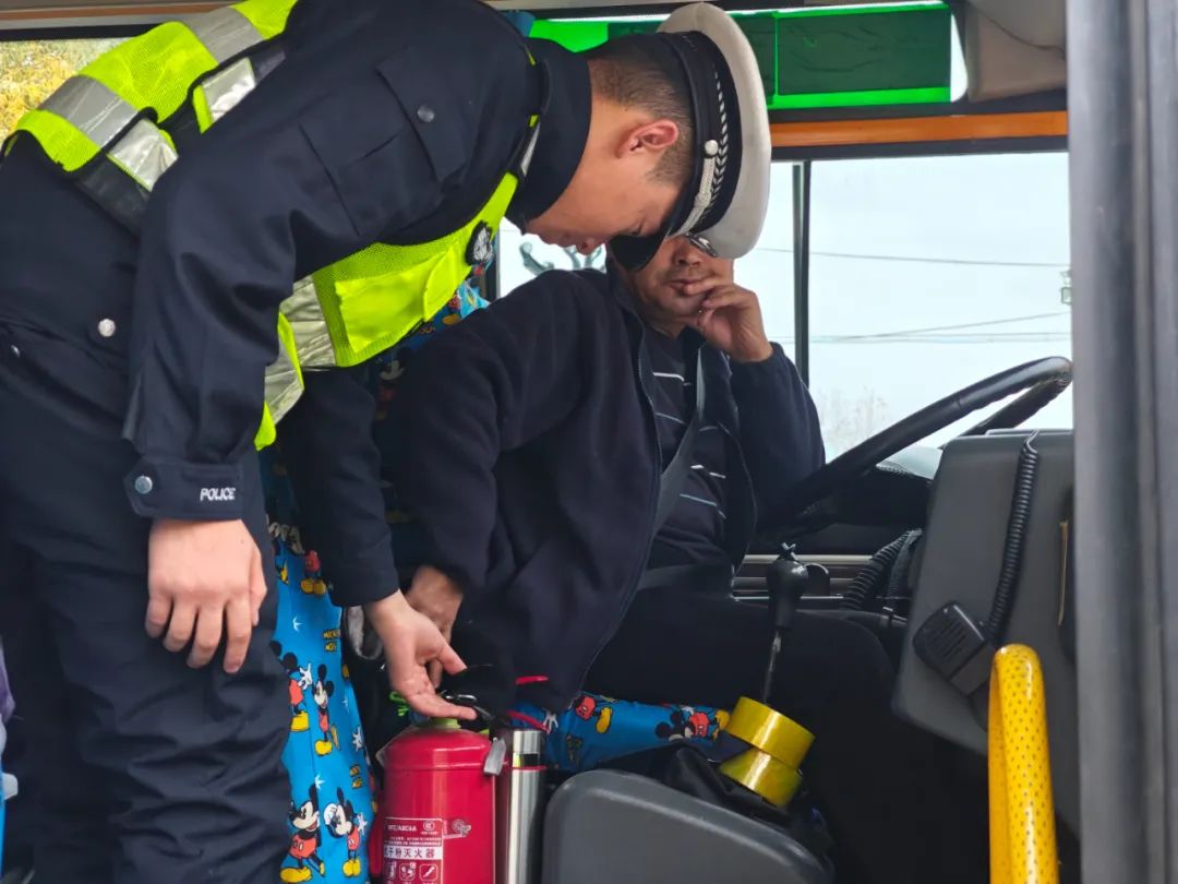 富蘊公安:把好校車安全關 護航學生平安路 圖片