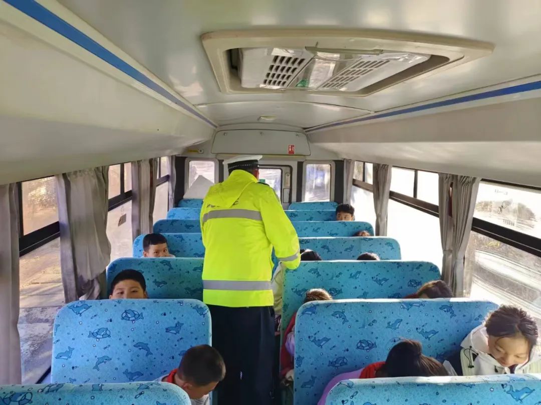 警民共建把好校車“安全關” 圖片