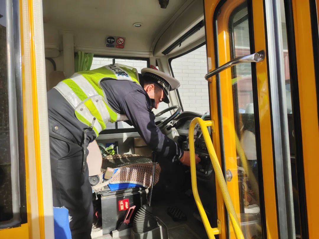 守護學生“平安路”!阿克蘇市交警深入幼兒園開展校車安全大檢查 圖片
