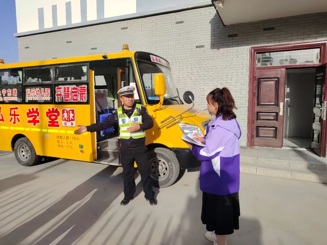 守護學生“平安路”!阿克蘇市交警深入幼兒園開展校車安全大檢查 圖片