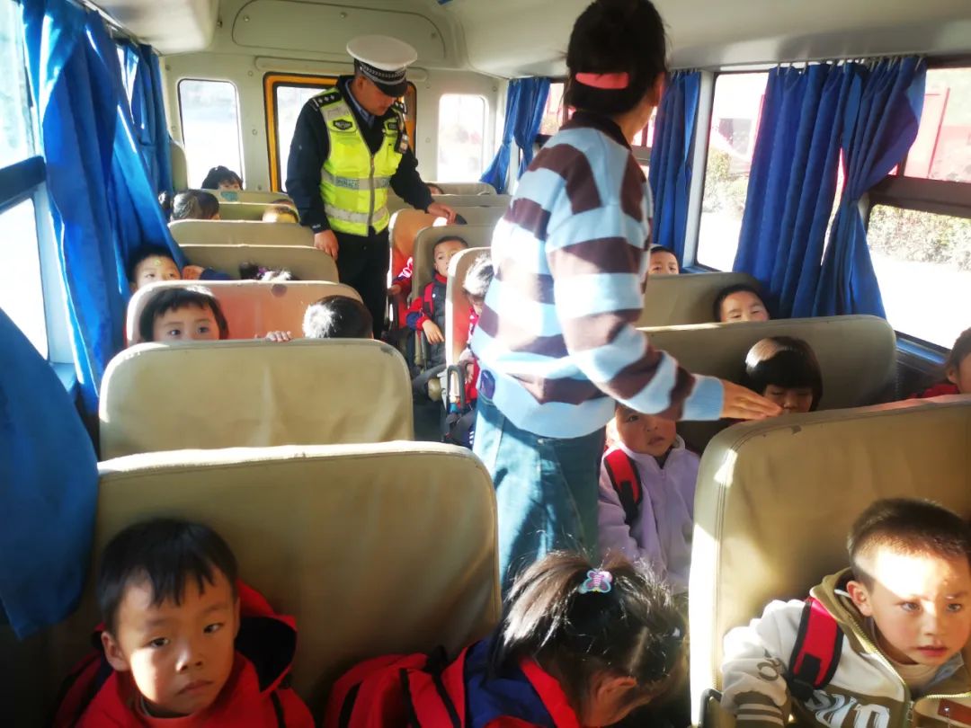 宕昌公安交警:嚴(yán)把校車安全關(guān) 守護(hù)學(xué)生安全路 圖片