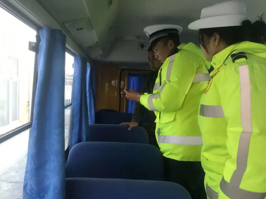 安全“童”行,有備無患——和布克賽爾交警對轄區(qū)幼兒園開展校車安全檢查 圖片