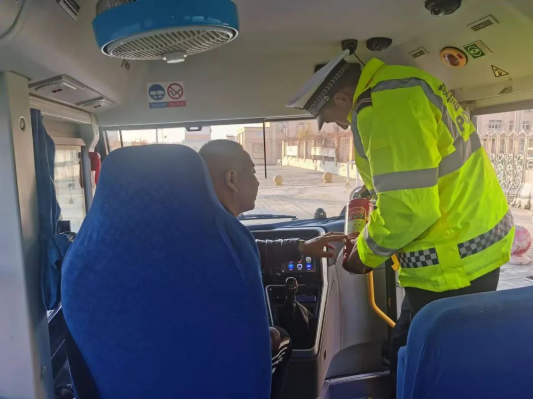 安全“童”行,有備無患——和布克賽爾交警對轄區(qū)幼兒園開展校車安全檢查 圖片