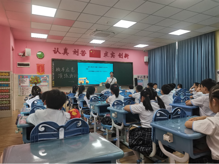 以演筑防,安全“童”行 | 小學部校車應急疏散演練 圖片