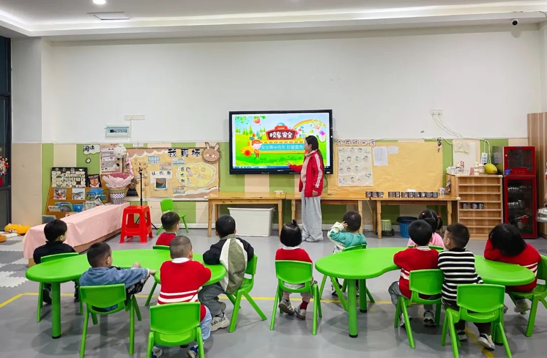 用心呵護(hù),為愛護(hù)航——廣安市廣安區(qū)景上花幼兒園校車消防演練 用心呵護(hù),為愛護(hù)航——廣安市廣安區(qū)景上花幼兒園校車消防演練