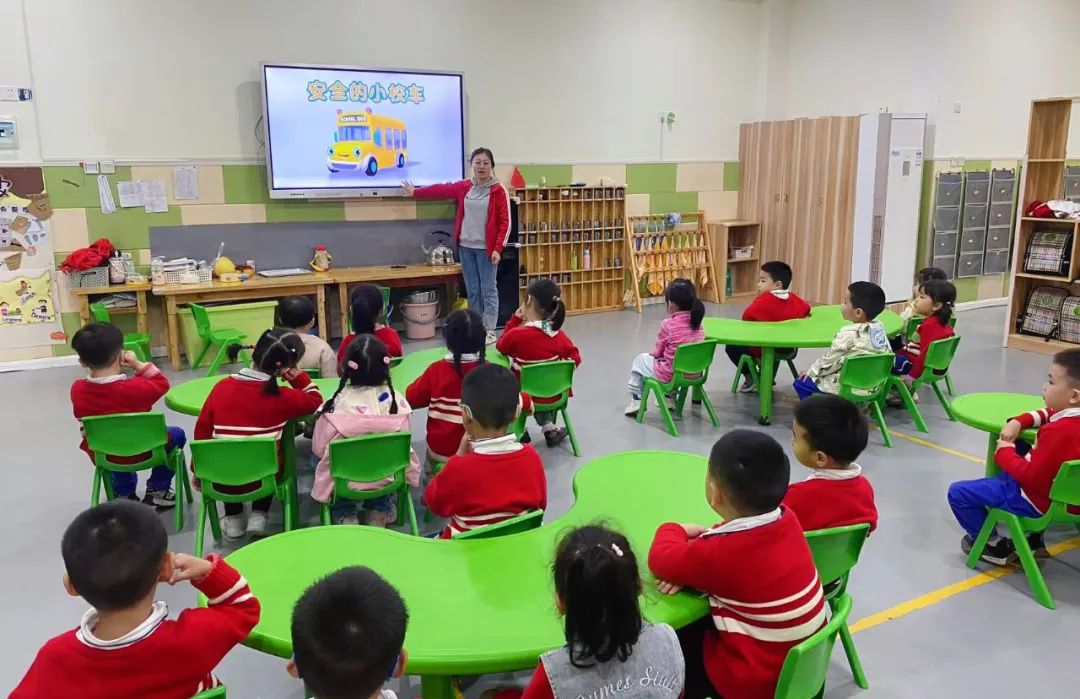 用心呵護(hù),為愛護(hù)航——廣安市廣安區(qū)景上花幼兒園校車消防演練 用心呵護(hù),為愛護(hù)航——廣安市廣安區(qū)景上花幼兒園校車消防演練