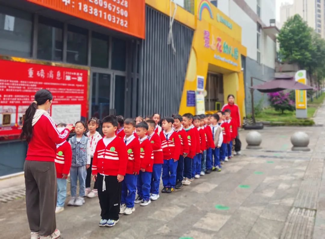 用心呵護(hù),為愛護(hù)航——廣安市廣安區(qū)景上花幼兒園校車消防演練 用心呵護(hù),為愛護(hù)航——廣安市廣安區(qū)景上花幼兒園校車消防演練