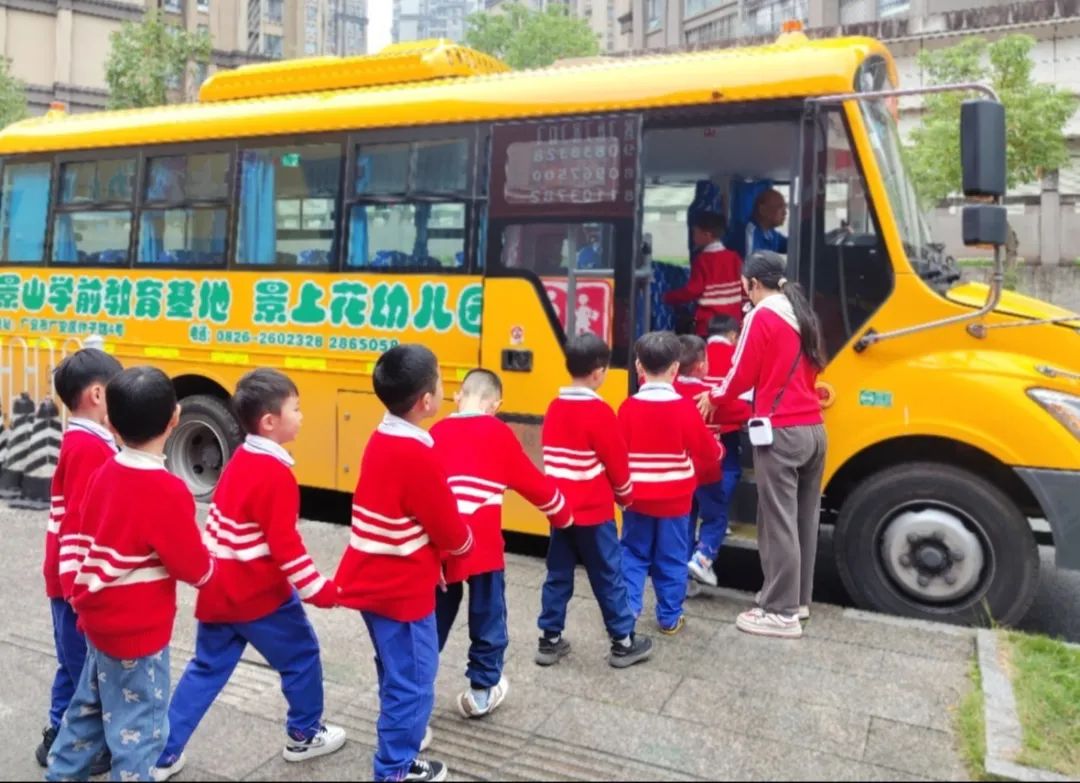 用心呵護(hù),為愛護(hù)航——廣安市廣安區(qū)景上花幼兒園校車消防演練 用心呵護(hù),為愛護(hù)航——廣安市廣安區(qū)景上花幼兒園校車消防演練