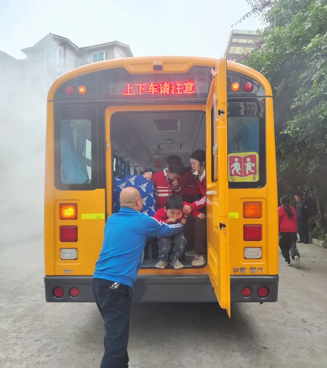 用心呵護(hù),為愛護(hù)航——廣安市廣安區(qū)景上花幼兒園校車消防演練 圖片