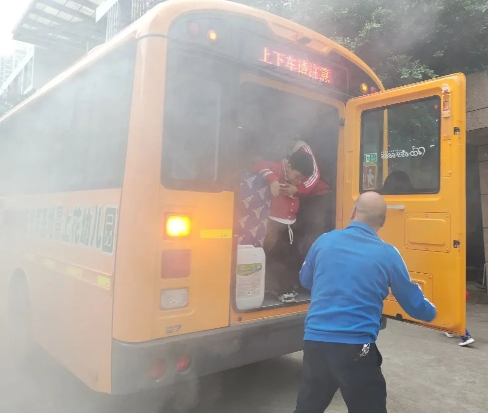 用心呵護(hù),為愛護(hù)航——廣安市廣安區(qū)景上花幼兒園校車消防演練 圖片