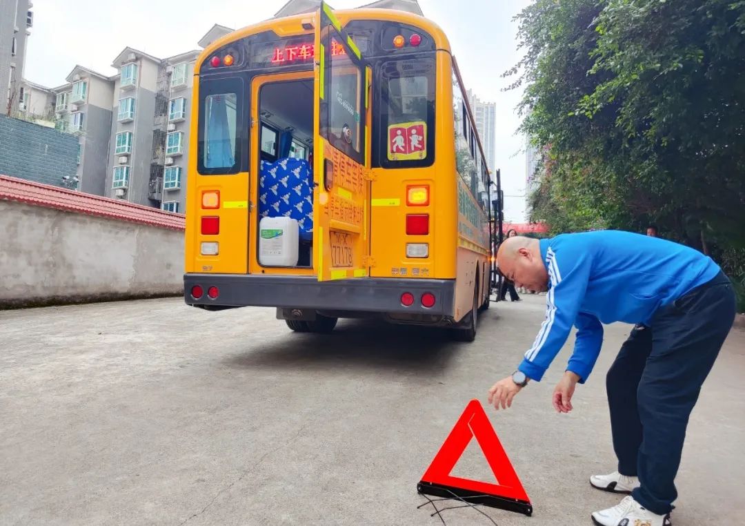 用心呵護(hù),為愛護(hù)航——廣安市廣安區(qū)景上花幼兒園校車消防演練 圖片