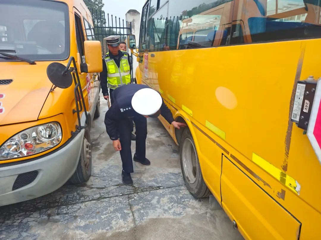 平利交警:嚴把校車安全關 守護平安上學路 圖片