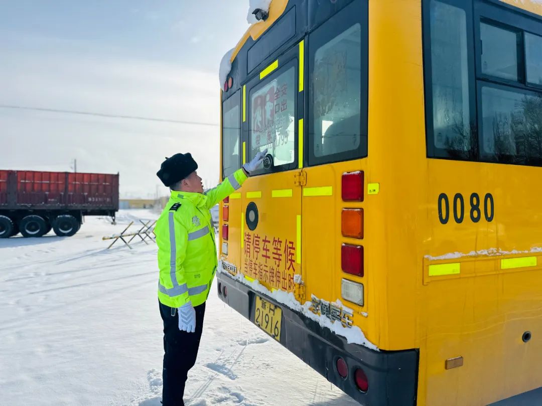 吉木乃交警校車安全“大檢查”為學生出行擰緊“安全閥” 圖片