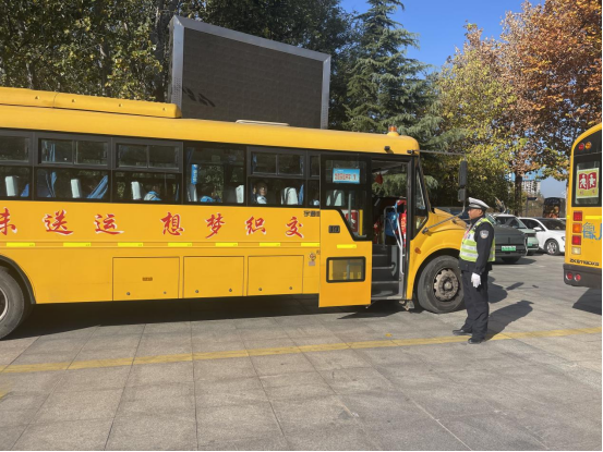 【校園安全】泰安市岱岳實驗中學“安全無小事,責任重泰山”校車應急疏散演練安全為基,共筑防線 圖片