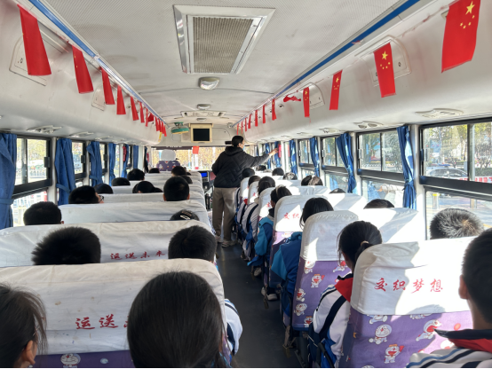 【校園安全】泰安市岱岳實驗中學“安全無小事,責任重泰山”校車應急疏散演練安全為基,共筑防線 圖片