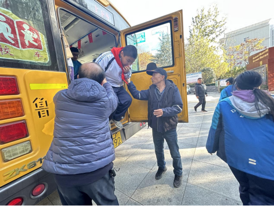 【校園安全】泰安市岱岳實驗中學“安全無小事,責任重泰山”校車應急疏散演練安全為基,共筑防線 圖片