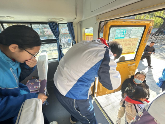 【校園安全】泰安市岱岳實驗中學“安全無小事,責任重泰山”校車應急疏散演練安全為基,共筑防線 圖片