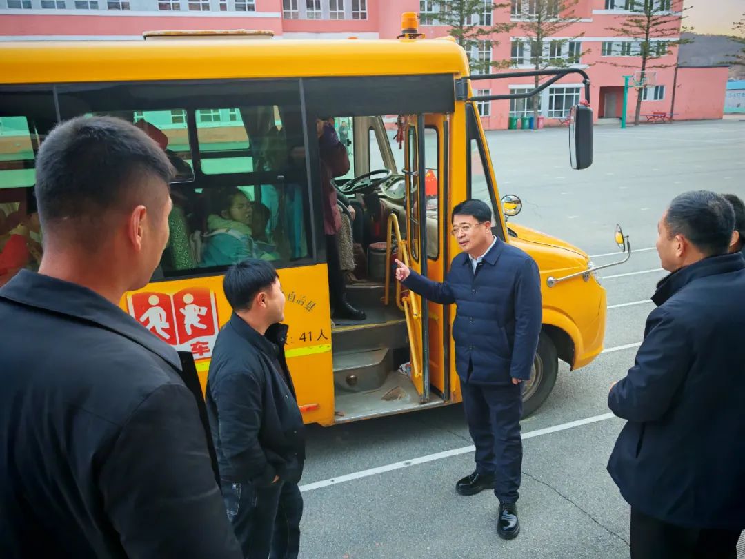 岫巖縣教育局開展校車安全大檢查,擰緊冬季出行“安全閥” 圖片
