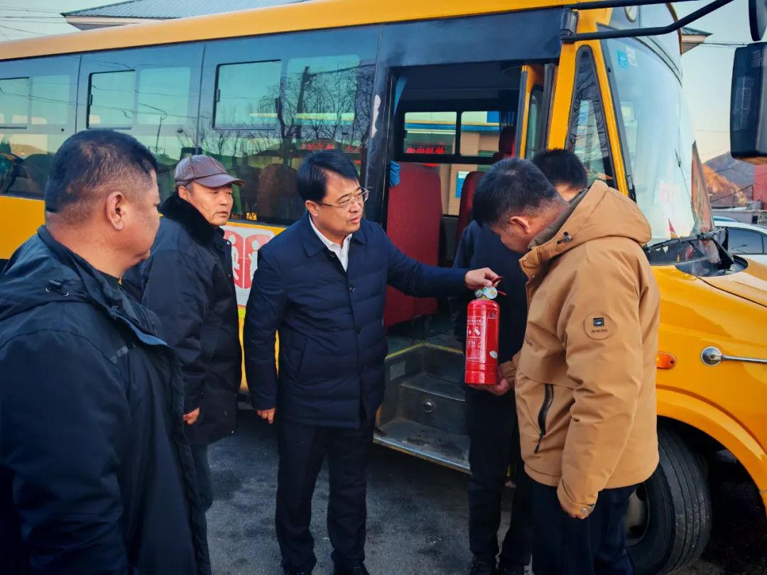 岫巖縣教育局開展校車安全大檢查,擰緊冬季出行“安全閥” 圖片