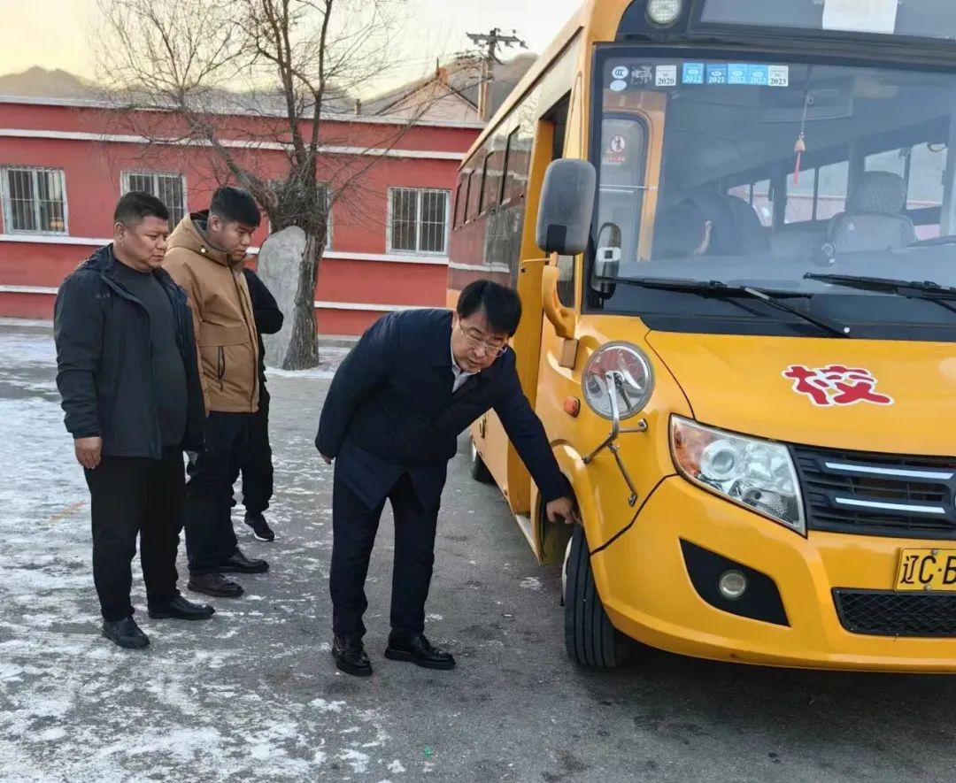 岫巖縣教育局開展校車安全大檢查,擰緊冬季出行“安全閥” 圖片