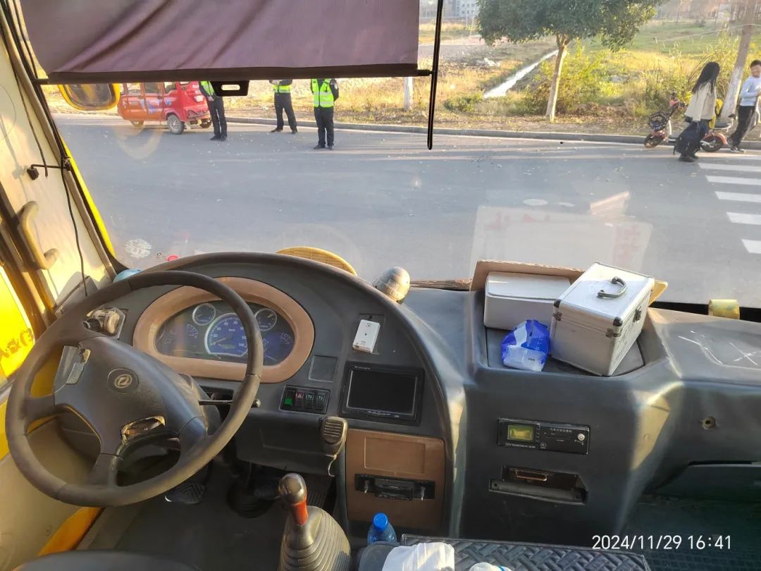 校車安全第一步 上下學路我來護----監(jiān)利思源實驗學校校車安全專題會議