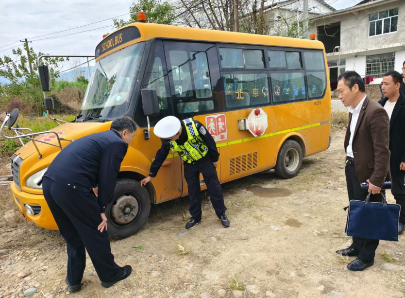 鉛山公安交警聯(lián)合多部門開展校車安全檢查